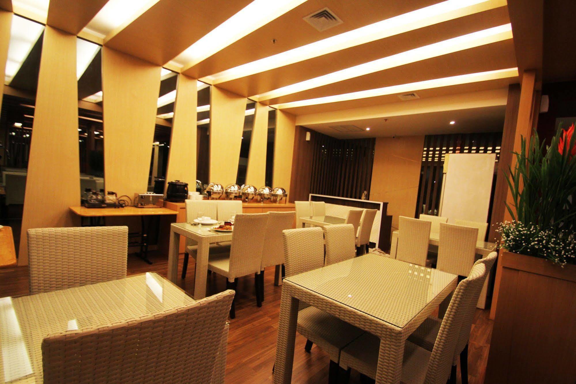 The L Hotel Entertainment Batam Eksteriør billede